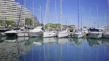 Villeneuve-Loubet, Fransa - 7 Haziran 2025: Tekneler gündüz vakti Marina Baie des Anges 'e yanaştı