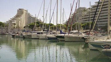 Villeneuve-Loubet, Fransa - 7 Haziran 2025: Tekneler gündüz vakti Marina Baie des Anges 'e yanaştı