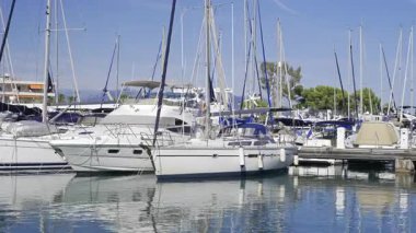 Fransa 'nın Villeneuve-Loubet kentindeki Marina Baie des Anges limanına gün ışığında tekneler yanaştı.