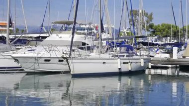 Fransa 'nın Villeneuve-Loubet kentindeki Marina Baie des Anges limanına gün ışığında tekneler yanaştı.