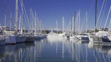 Antibes, Fransa - 7 Haziran 2025: Birden fazla beyaz tekne gündüz vakti Vauban Limanı 'na yanaştı