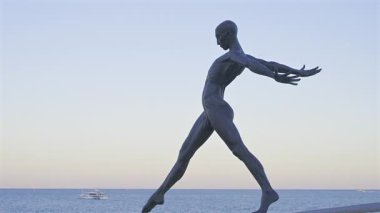 Antibes, Fransa - 8 Haziran 2025: Nicolas Lavarenne 'in bronz heykeli 
