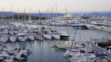 Antibes, Fransa - 7 Haziran 2025: Arka planda Fort Carre ile birlikte Vauban Limanı 'na çok sayıda beyaz tekne yanaştı