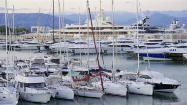 Antibes, Fransa - 7 Haziran 2025: Birden fazla beyaz tekne gündüz vakti Vauban Limanı 'na yanaştı
