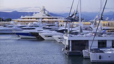 Antibes, Fransa - 7 Haziran 2025: Akşam Vauban Limanı 'na çok sayıda beyaz tekne yanaştı