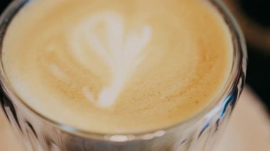 Camdan bir fincanı bir kafede latteyle kapat.