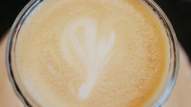 Camdan bir fincanı bir kafede latteyle kapat.