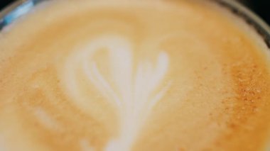 Camdan bir fincanı bir kafede latteyle kapat.