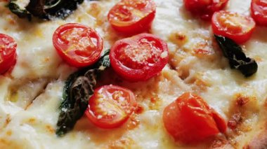 Çeri domatesli ve fesleğenli klasik margherita pizzası.