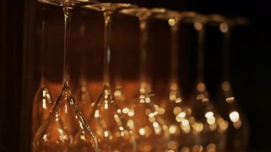 Bir rafta baş aşağı duran boş bardakları kapat.