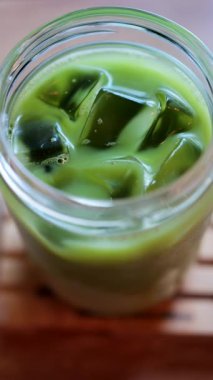 Bir kafedeki masada bir bardak buzlu kibrit yakın çekim. Dikey