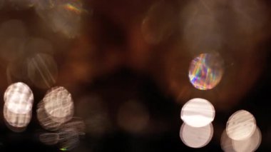 Işık yollarının soyut bileşimi ve sıcak altın tonlarda üst üste binen bokeh