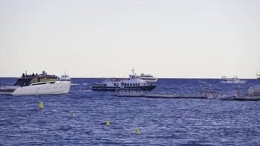 Cannes, Fransa - 22 Haziran 2025: Akdeniz 'de gün ışığında hareket eden teknelerin uzak görüntüsü