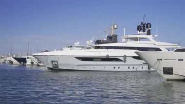 Cannes, Fransa - 22 Haziran 2025: Gündüz vakti Cannes limanına yanaşan büyük beyaz yatlar