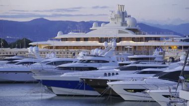 Antibes, Fransa - 7 Haziran 2025: Akşam Vauban Limanı 'na çok sayıda beyaz tekne yanaştı