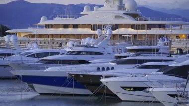 Antibes, Fransa - 7 Haziran 2025: Akşam Vauban Limanı 'na çok sayıda beyaz tekne yanaştı