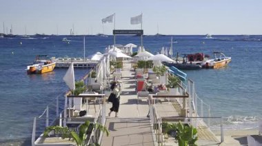 Cannes, Fransa - 22 Haziran 2025: Barriere Le Majestic plaj restoranının gündüz manzarası