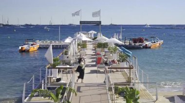 Cannes, Fransa - 22 Haziran 2025: Barriere Le Majestic plaj restoranının gündüz manzarası