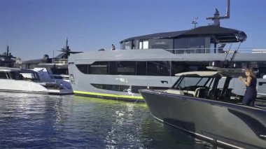 Cannes, Fransa - 22 Haziran 2025: Gündüz vakti Cannes limanına çok sayıda tekne yanaştı