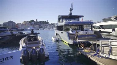 Cannes, Fransa - 22 Haziran 2025: Yatın bakımını üstlenen mürettebat, rıhtım ve güvertedeki halat ve ekipmanlarla ilgileniyorlar