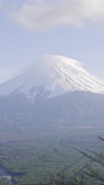 Japonya 'da sakin bir sabahta karla kaplanmış Fuji Dağı' nın nefes kesici güzelliğini tecrübe edin.