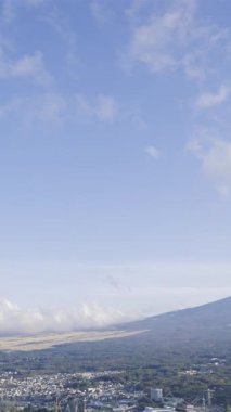 Fuji Dağı 'nın nefes kesici manzaralarını ve açık mavi gökyüzünün altındaki manzaraları keşfediyorum.