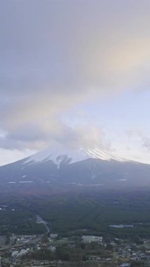 Aşağıdaki sakin vadi yakınlarındaki Fuji tepesinin üzerinde gün batımı zamanı.
