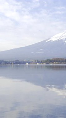 Fuji Dağı 'nın, alacakaranlıktaki huzurlu anlarda Kawaguchi Gölü' ne yansıyan çarpıcı görüntüsü.