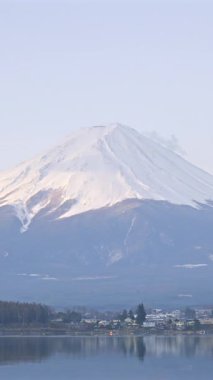Kawaguchi Gölü 'nün üzerindeki Fuji Dağı' nın güzel zamanlaması sabah renklerini ve dingin yansımalarını gözler önüne seriyor.