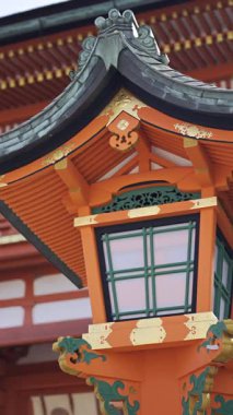 Japonya 'nın Kyoto kentindeki Fushimi Inari' nin dingin detaylarını araştırıyorum.