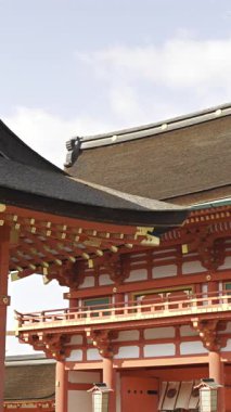 Japonya 'nın Kyoto kentindeki Fushimi Inari' yi gün boyunca çarpıcı kırmızı kapıları ve dingin atmosferiyle keşfedin.
