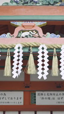 Japonya 'nın Kyoto kentindeki Fushimi Inari Tapınağı' nın güzelliğini ayrıntılı detaylar ve geleneksel mimariyle keşfedin.