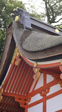 Kyoto 'daki fushimi inari türbesinin güzel mimarisini keşfediyor. Japonya' nın canlı çatıları.