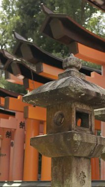 Kyoto 'daki Fushimi Inari' nin güzelliğini gün ışığı altında çarpıcı bir mimari ve canlı renkler ile tecrübe edin.