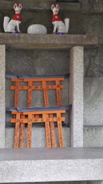 Kyoto, Japonya - 9 Nisan 2025: Antik Japon tapınakları canlı kırmızı torii kapılarıyla süslenmiştir. Fushimi Inari