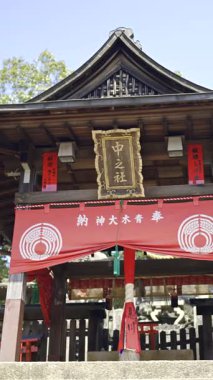 Kyoto, Japonya - 9 Nisan 2025: Fushimi Inari 'deki güzel Japon tapınağı yemyeşil ile çevrili.