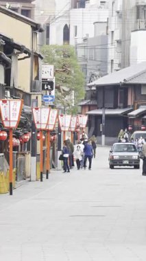 Kyoto, Japonya - 10 Nisan 2025: Taksi Hanamikoji-dori caddesinde şehrin hareketli sokaklarında geziniyor.