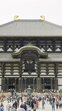 Nara, Japonya - 10 Nisan 2025: Ziyaretçiler Japonya 'nın Nara kentindeki büyüleyici Todai-ji Tapınağı' nı keşfederek tarihi mimarinin tadını çıkarıyorlar.