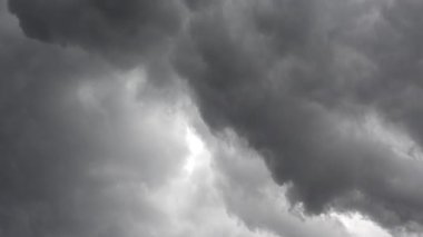 Gri yağmurlu bulutlar gökyüzünü kaplıyor
