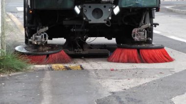 Sokakları temizleyen bir süpürge makinesini kapat.