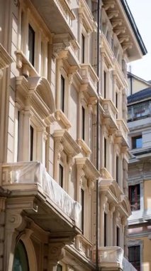 İtalya 'nın Milano şehrinde gündüz vakti beyaz binaların manzarası. Dikey