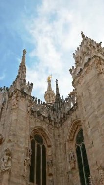 İtalya, Milano 'daki Duomo Katedrali' nin ayrıntılarının Zoom çekimi. Dikey