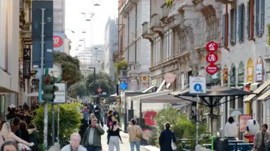 Milan, İtalya - 21 Mart 2025: İnsanlar gün ışığında şehrin sokaklarında yürüyor