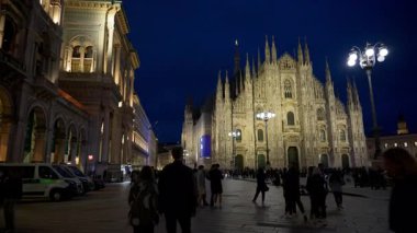 Milan, İtalya - 21 Mart 2025: Akşam Duomo Meydanı 'nda yürüyen çok sayıda insan