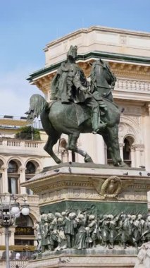 Milan, İtalya - 21 Mart 2025: The Vittorio Emanuele II Heykeli Duomo Meydanı 'nda arka planda gün ışığında sergilenmektedir. Dikey