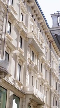 Milan, İtalya - 21 Mart 2025: Gündüz vakti şehirde beyaz bir bina görülüyor. Dikey