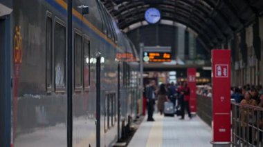 Milan, İtalya - 23 Mart 2025: Tren istasyonunda yürüyen insanların görüntüsü bulanık