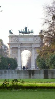Milano, İtalya - 20 Mart 2025: Sempione Parkı 'ndaki Barış Kemeri' nin gündüz görüntüsü. Dikey