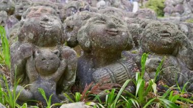 Japonya 'nın Kyoto kentindeki Otagi Nenbutsuji Tapınağı' ndaki tapınak arazisinin etrafını yosun kaplı heykeller kaplıyor.