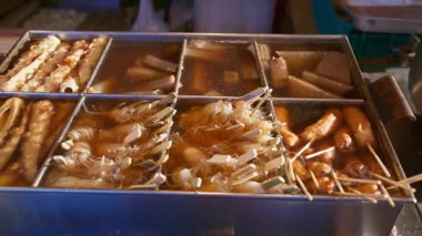 Japonya 'nın Kyoto kentindeki bir sokak gıda pazarındaki geleneksel Japon oden tezgahını kapatın.